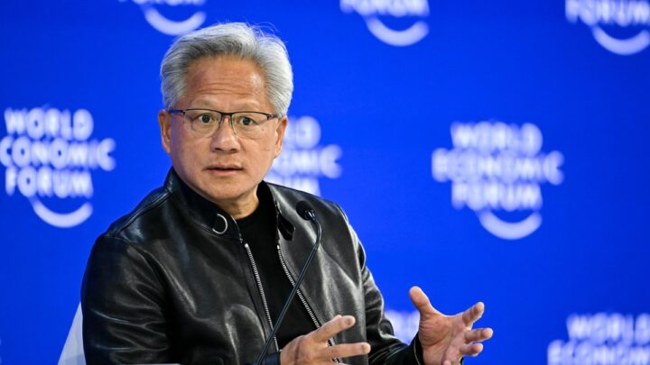 Donald Trump và Jensen Huang: Cuộc bắt tay không thỏa hiệp của AI Mỹ