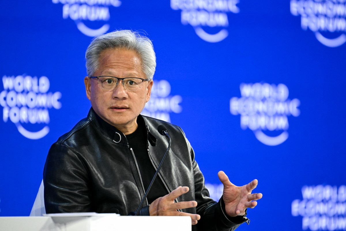 Donald Trump và Jensen Huang: Cuộc bắt tay không thỏa hiệp của AI Mỹ